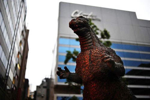 godzilla_statue_1.jpg