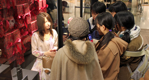 geminoid-robot-japan-schoolkids.jpg