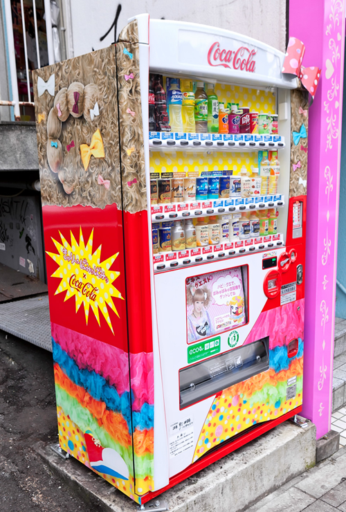 Kyarypamyupamyu-vending-machine04.png