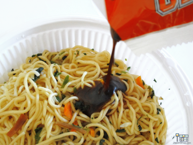 yakisoba-ufo-cerdo-japonshop011-620x465.png