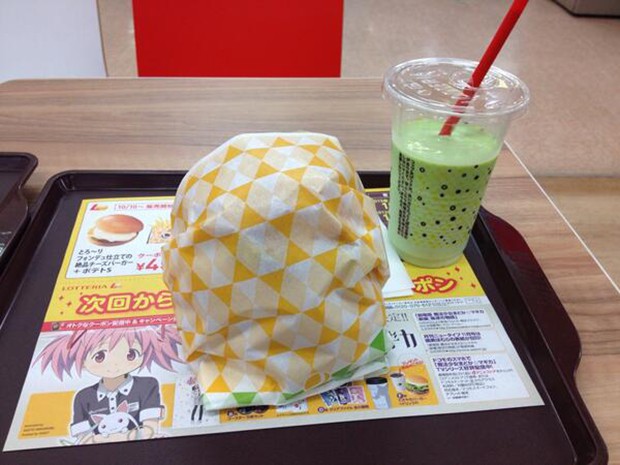 hamburguesa-japonesa-gigante-lotteria-japonshop02.jpg