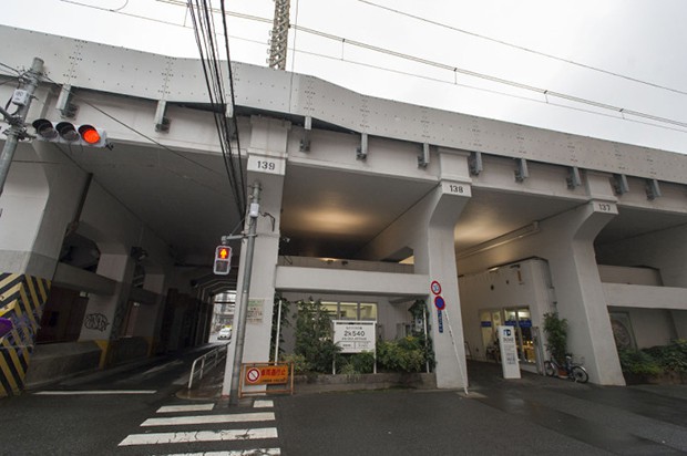 galeria-comercial-bajo-puente-tren-tokyo-japonsjop.jpg