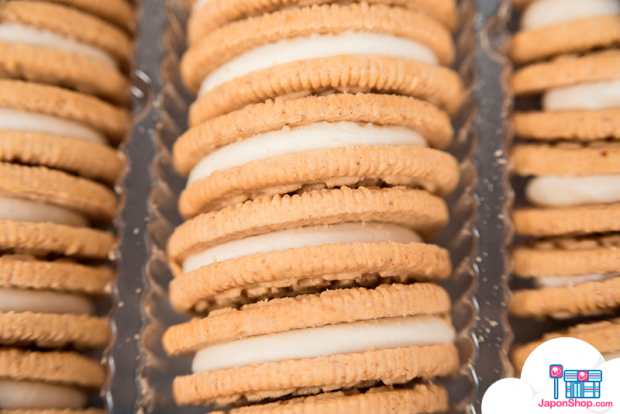 Cinnamon-Bun-Oreos-japonshop-620x414.png