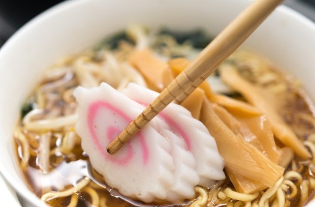 narutomaki_with_Chopsticks-620x407.jpg