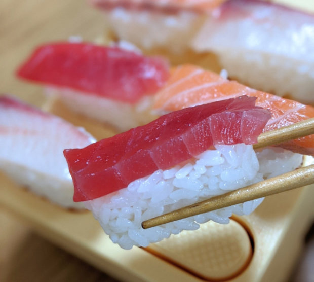 Tobidase-Nigiri-Sushi-6-620x556.jpg