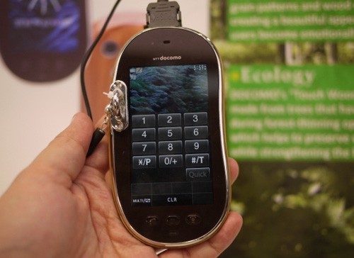 El espectacular anuncio del nuevo Móvil de madera de Docomo