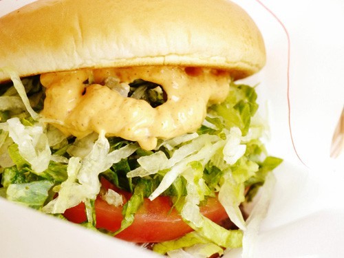 Mos Burger con Salsa Picante de Arándanos y Pasas 