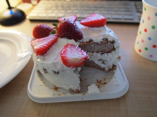 Tarta de Tonkatsu, fresas y nata
