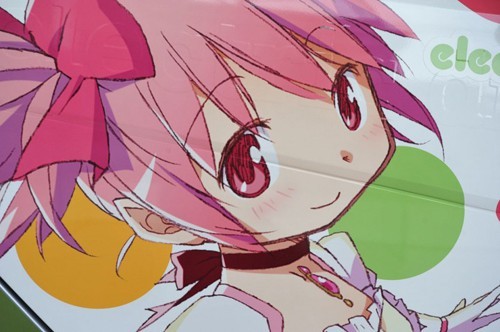Mercedes Benz japoneses "tuneados" con los personajes de [Madoka Magika]