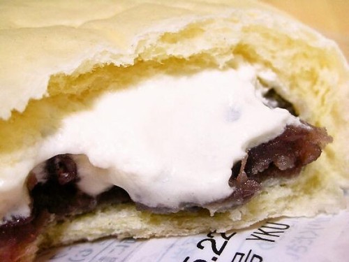 El nuevo dulce del combini  "Lawson"; Pan relleno de azuki y nata