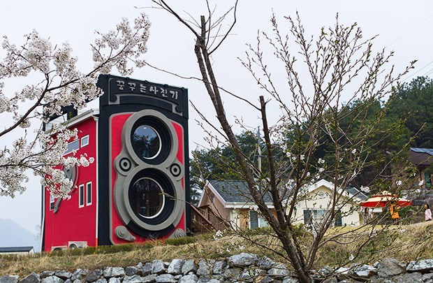 Una cafetería dentro de una cámara de fotos "Rolleiflex"