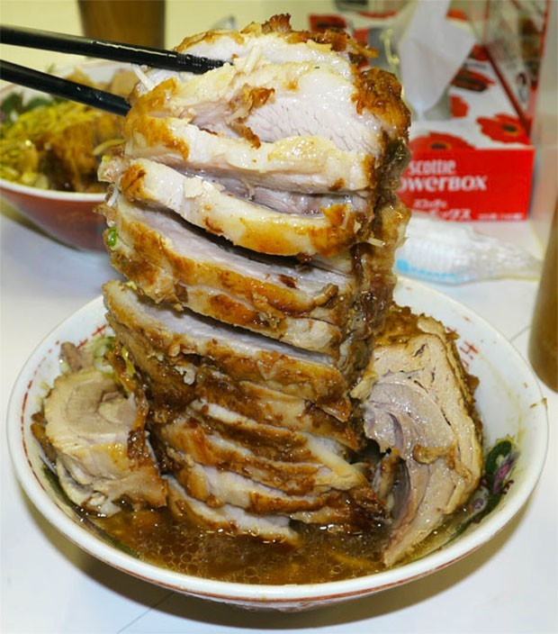 El Ramen Carnívoro: 60 Filetes de lomo en un solo Bol (Vídeo)