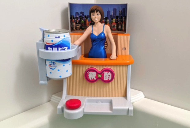 ¡Robo Girl que te sirve las bebidas como en un cafetería o bar!