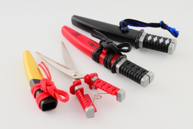 ¡Mini tijeras Samurái para cortar con el estilo más molón!