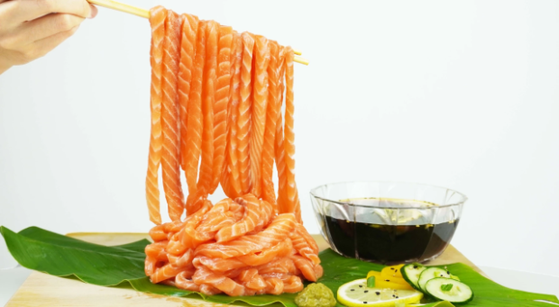 ¡Run Run Sushi y noodles de salmón raw!
