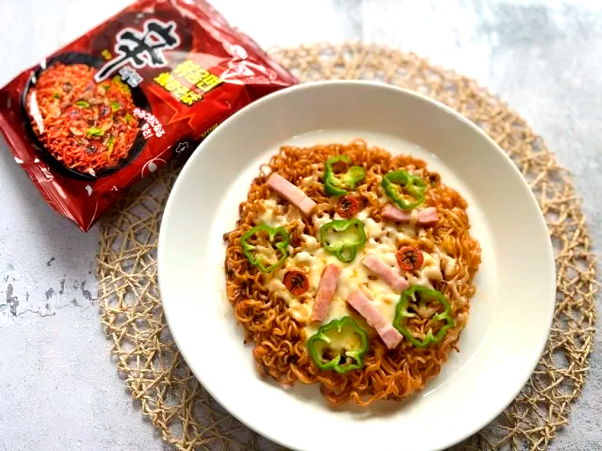 ¡Los fideos instantáneos se convierten en pizza!